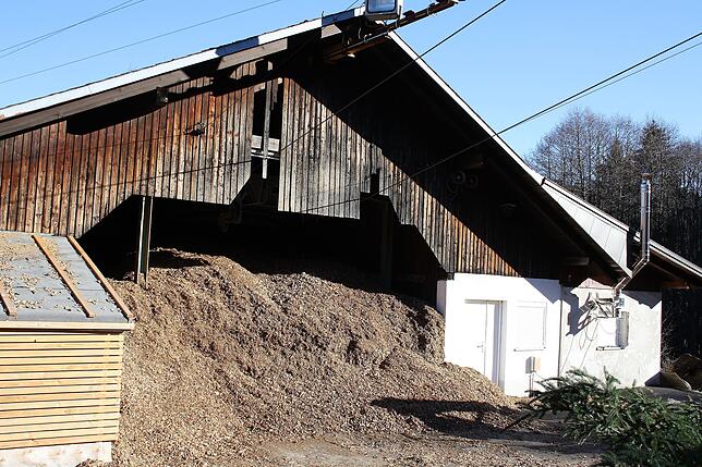 Der Kirchberglift 2017: im Gebäude der ehemaligen Talstation werden Hackschnitzel gelagert.