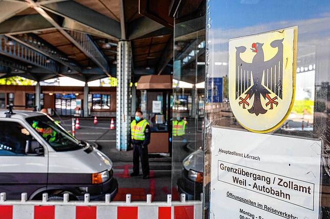 Die Aufnahme aus Weil am Rhein an der A5 zeigt die Kontrollen im Mai 2020. Politiker aus der Region wollen eine zweite Grenzschließung ...