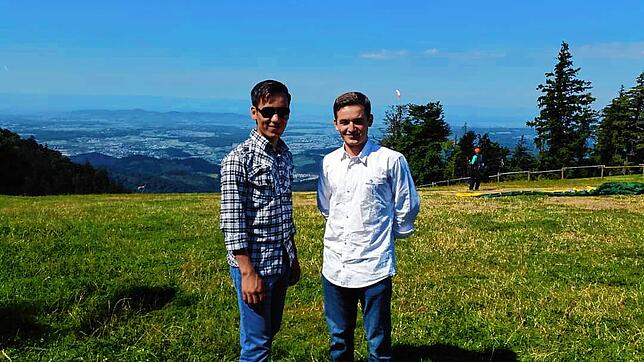 Ein Bild aus glücklicheren Tagen: Gemeinsam mit seinem Bruder Mauladad Ataiy (rechts) machte Oberleutnant Khodadad Ataiy eine Ausbildung ...