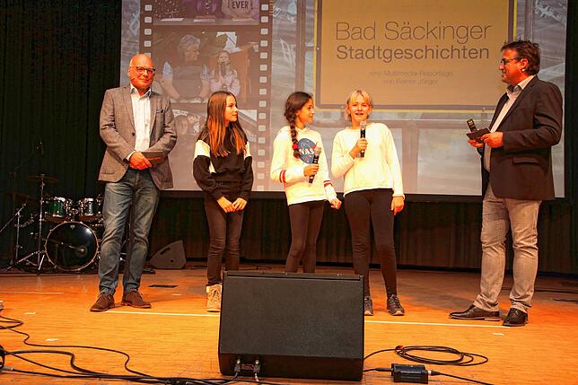 Mit Neugierde: Ein beliebter Teil der Show sind die Kindernachrichten „Säckingen Aktuell. Im Bild (von links): Kai Oldenburg, ...
