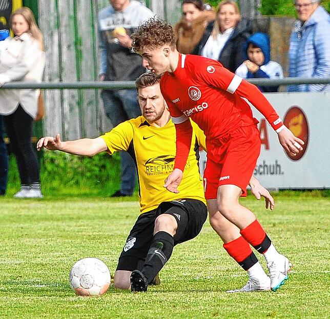 Bad Dürrheims Braig (in rot) zeigte seine individuelle Klasse gegen den FC Gutmadingen. Für einen Torerfolg reichte es allerdings für ...