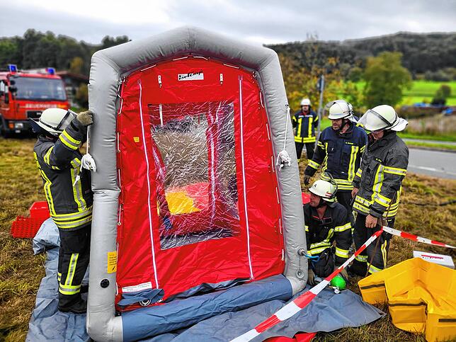 Die Feuerwehr Radolfzell baut am Unfallort ein Zelt für die Dekontamination auf.