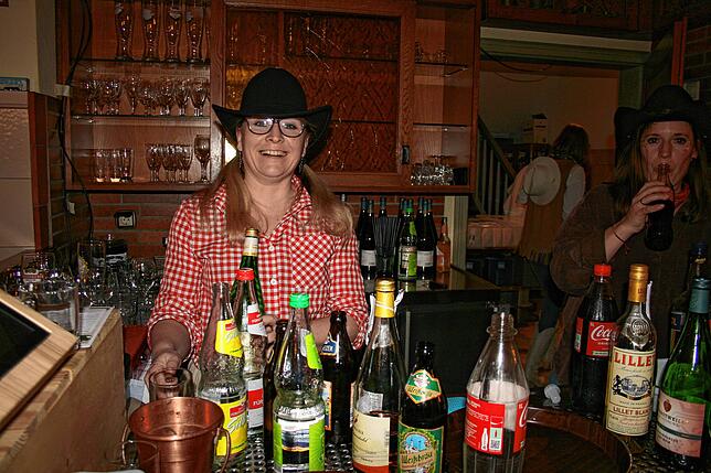 Bild 3: Gasthaus in Aftholderberg im Zeichen der Cowgirls – Schunkeln und Mitsingen beim Weiberball!