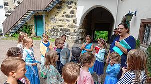 Eveline Pigeat-Stamm bei der Begrüßung der jungen Gäste.