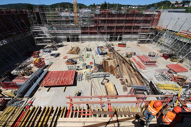 Schaltafeln, Armierungsstahl, Gerüststangen – auf Plänen für die einzelnen Werkstücke ist für die Arbeiter detailliert erklärt, ...