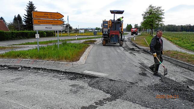 Der Straßenbelag des Kreisverkehrs an der Lochbrücke wurde erneuert. Nun kann der Kreisverkehr wieder genutzt werden.