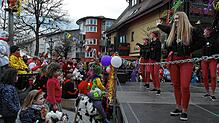 Buntes Bühnenprogramm am Hennenbrunnen beim Immenstaader Fasnetsmarkt 2020: Die Garde der Hennenschlitter soll auch in diesem Jahr eine ...
