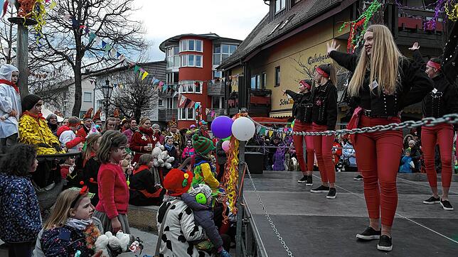 Buntes Bühnenprogramm am Hennenbrunnen beim Immenstaader Fasnetsmarkt 2020: Die Garde der Hennenschlitter soll auch in diesem Jahr eine ...