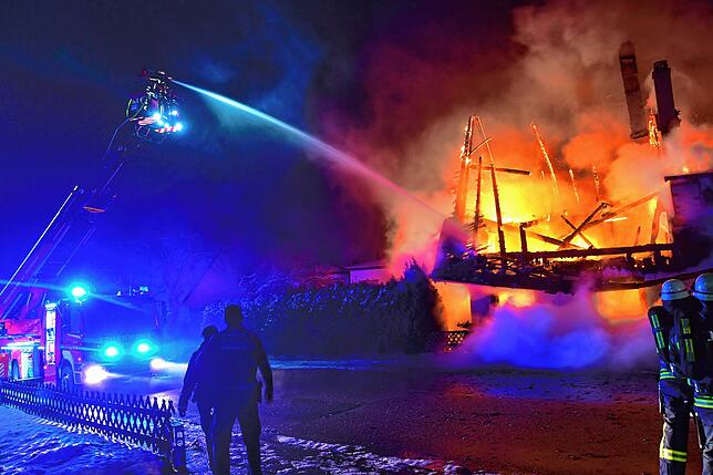 Auch die Feuerwehr St. Georgen kam mit der Drehleiter zur Unterstützung der Brandbekämpfung angerückt.