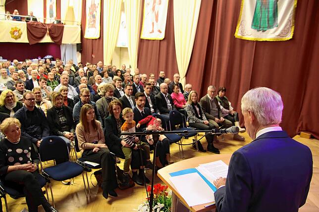 Neben dem Gemeinderat waren viele Bürgerinnen und Bürger in den Jahrezeitgemäß närrisch dekorierten Bürgersaal der Adler Post gekommen, ...