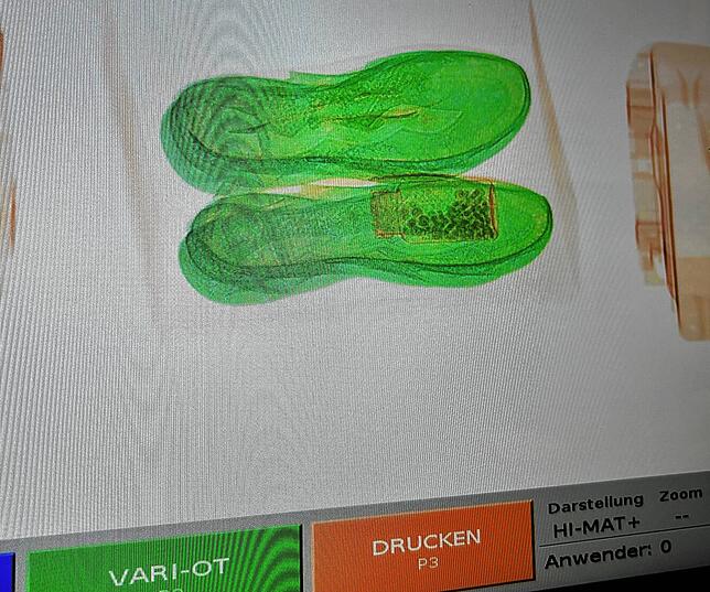 Versteckt im Schuh: Das Röntgenbild zeigt eine Dose mit in der EU nicht zugelassenen Pillen.