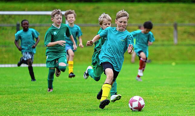 Bild 17: Beim großen Fußballturnier der Radolfzeller Grundschüler zeigen die Nachwuchskicker ihr Talent