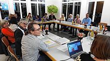 Das Bild zeigt die Teilnehmer der Jahreshauptversammlung des Fördervereins für die Partnerschaft Baden-Weilheim. Bild: Annette Holzapfel