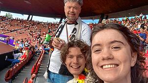 Reporter Niklas-Marco Dinauer (Mitte) war mit Herbert Dapper und Marie Dapper (von links) bei dem Viertelfinal-Spiel der ...
