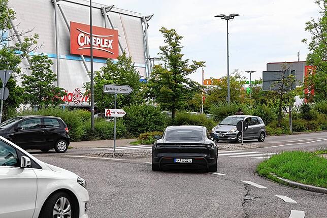 Einige Autofahrer wie dieser Porschefahrer vergessen beim Verlassen des Kreisverkehrs häufig den Blinker.
