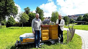 Bürgermeister Jörg Frey (rechts) und Christian Brinkhus bei den Bienenvölkern im Schonacher Kurpark.  Foto: Gemeinde