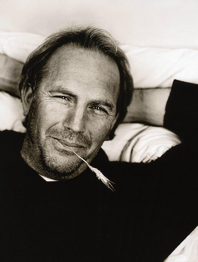Ein Moment ohne Maske: Auch Kevin Costner gehört zu den Stars, die Gabo in den vergangenen 40 Jahren fotografiert hat, und auch dieses ...