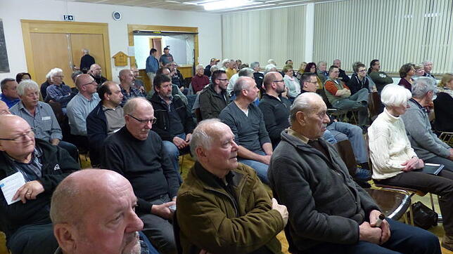 Groß ist das Interesse der Bürger aus Hausen im Tal an der Info-Veranstaltung. Bild: Helmut Stroppel