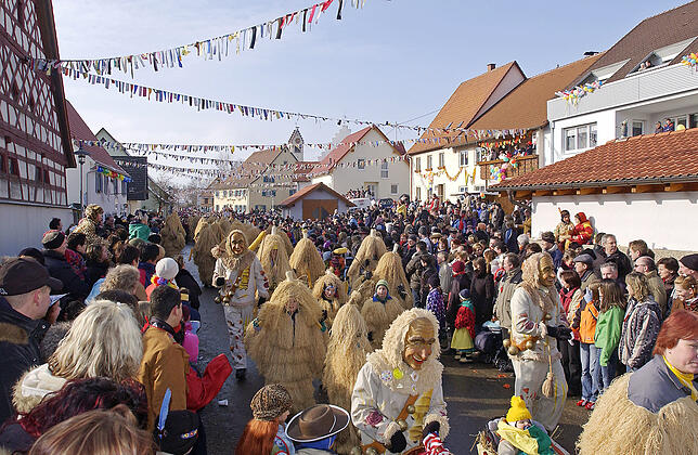 Tausende Besucher säumen im Jahr 2006 die Umzugsstrecke.