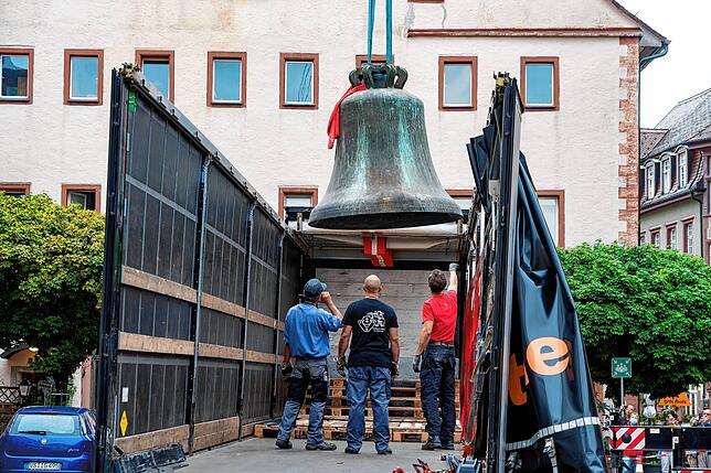 Bild 27: Eine spektakuläre Aktion: Die Münsterglocke wird in einer millimetergenauen Präzisionsarbeit aus dem Turm gehievt, zahlreiche Besucher schauen zu