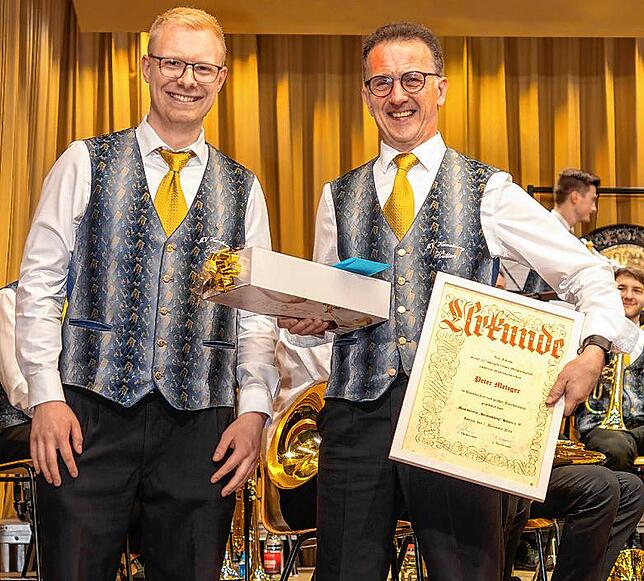 Vorsitzender Erwin Gutmann ehrt Peter Metzger (rechts) für 50 Jahre Musizieren