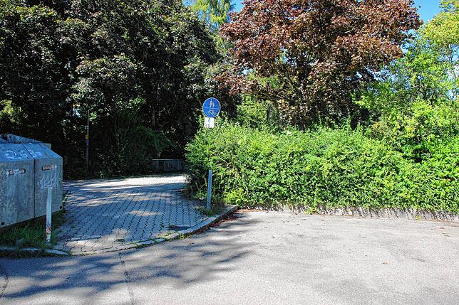 Durch diese schmale Zufahrt von der Straße Am Klausen her können Feuerwehr und Rettungskräfte derzeit noch auf den Wiener Platz fahren.