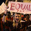 "Equal Pay" (gleiche Bezahlung) steht auf dem Plakat einer Demonstrantin. Der heutige "Equal Pay Day" will auf die Unterbezahlung von ...
