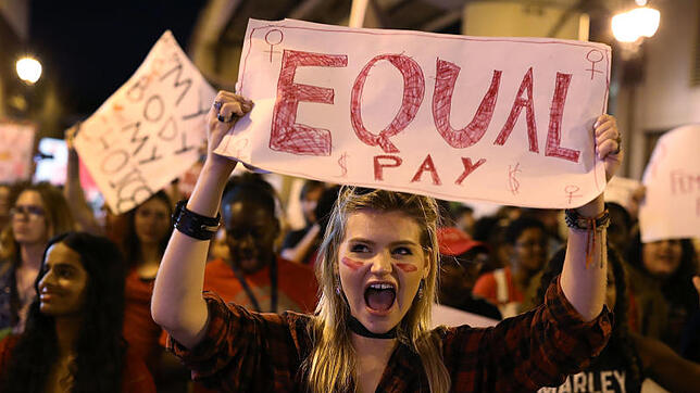 "Equal Pay" (gleiche Bezahlung) steht auf dem Plakat einer Demonstrantin. Der heutige "Equal Pay Day" will auf die Unterbezahlung von ...