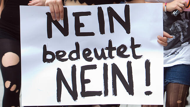 Frauen protestieren beim so genannten &bdquo;Slutwalk&ldquo; (Schlampenspaziergang) in der Stuttarter Innenstadt. Sie kämpfen sprechen ...