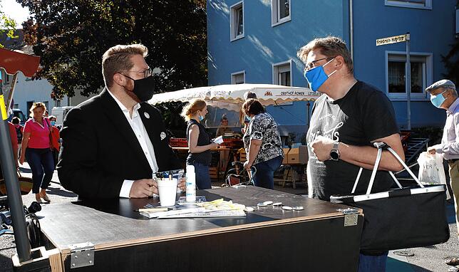 Auf dem Konstanzer Wochenmarkt kommt OB-Kandidat Andreas Hennemann (links) ins Gespräch mit den Bürgern.