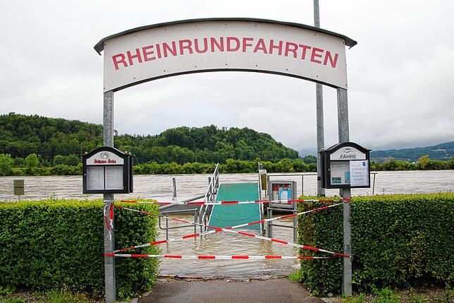 &bdquo;Schiffbetrieb wegen Hochwasser eingestellt&ldquo; informiert ein Schild.