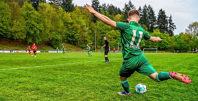 Treffer in der Nachspielzeit: Justin Groß nahm Maß und sicherte dem SV Rheintal den 4:3-Erfolg gegen den SV Albbruck.