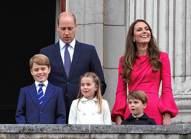 Prinz George (l-r), Prinz William, Prinzessin Charlotte, Prinz Louis und Kate auf dem Balkon während der Platin-Jubiläumsfeier im ...
