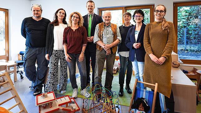 Freuen sich über die Kindergarten-Erweiterung in Güttingen (von links): Architekt Joachim Wiedmann, Einrichtungsleiterin Gita Kraus, ...