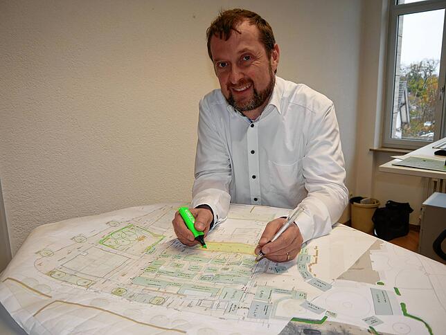 Marcus Berger, Leiter des Ordnungsamtes bei der Stadt Singen, mit dem großen Standplan des Singener Wochenmarktes.