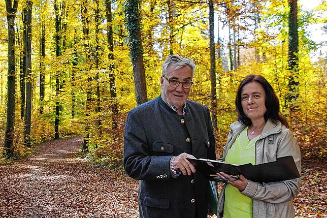 Zeigten 2020 den Gottmadinger Ruhewald (Archivbild): Beatrix Zureich und Johann Hahnloser.