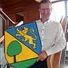 Ein geteiltes Wappen für den ersten gemeinsamen Maibaum: Bürgermeister Patrick Stärk zeigt, was am 30. April am Maibaum hängen soll.