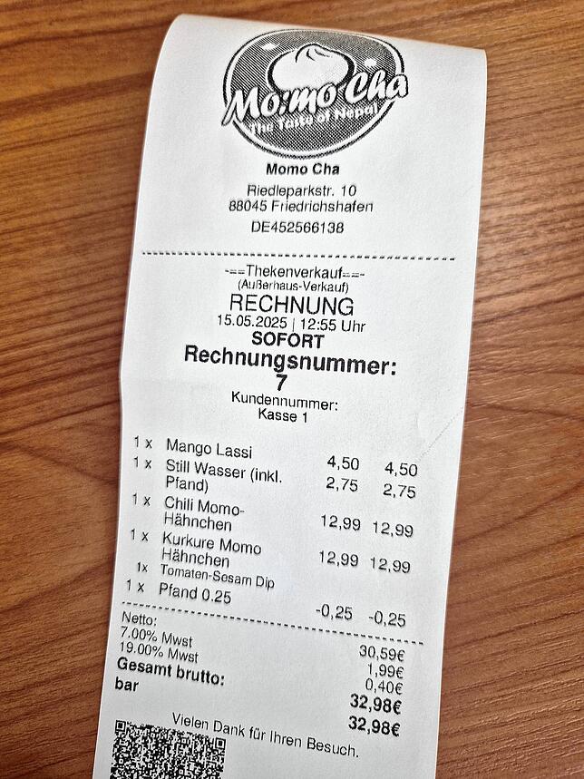 Für die Gerichte zahlen wir jeweils knapp 13 Euro. Getränke kosten zwischen 2,50 und 4,50 Euro.