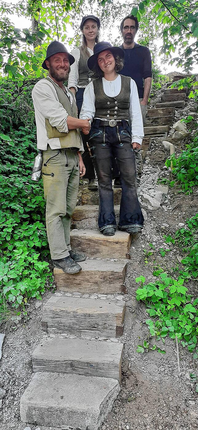 Sie freuen sich, dass jetzt vom Hof eine neue Treppe zu den Gewächshäusern führt: die Gesellen (von links) Ferdi, Leni, Kaya und ...