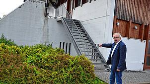 Das Notstromaggregat soll unter der Treppe beim Kur- und Sporthaus Platz finden, zeigt Bürgermeister Thomas Kaiser. Foto: C. Sahli