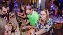 An der Bar hatten die freiwilligen Helfer einiges zu tun. Der &bdquo;Fasnets-Countdown&ldquo; in Kluftern erfreut sich großer Beliebtheit.