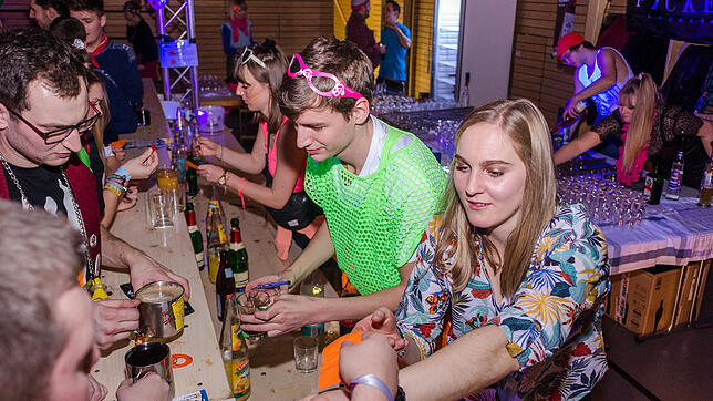 An der Bar hatten die freiwilligen Helfer einiges zu tun. Der &bdquo;Fasnets-Countdown&ldquo; in Kluftern erfreut sich großer Beliebtheit.
