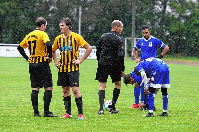 Bild 10: Favorit SV BW Murg siegt im Dauerregen gegen den SV Nöggenschwiel mit 3:1 &ndash; und wir haben die Bilder!