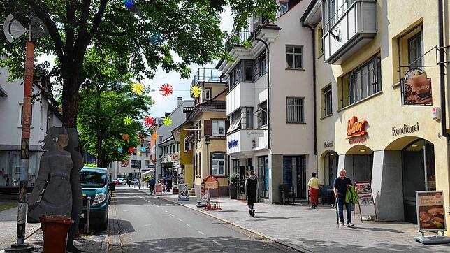 Markdorfs Innenstadt, hier die Hauptstraße, soll schöner werden. Und dafür braucht es kreative Lösungen &ndash; so der Tenor bei der ...