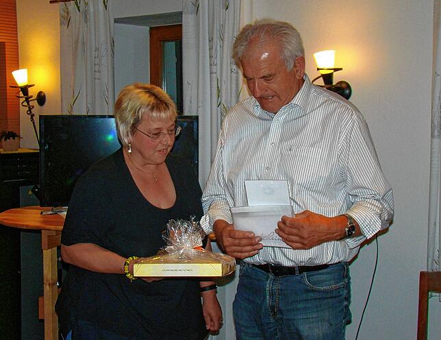 Stabwechsel in der Vorstandschaft der Oldtimerfreunde. Egon Pfeifer gibt den Vorsitz ab. Seine Nachfolgerin Claudia Dreher dankt ihm mit ...