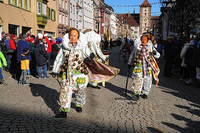 Bild 3: Narros flanieren bei Kaiserwetter durch die Innenstadt