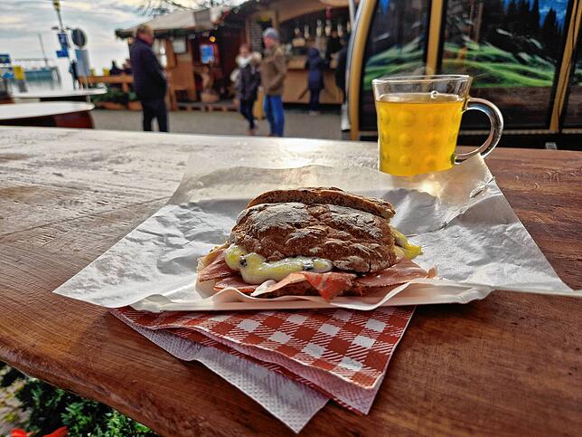 Das Bauernbrot mit Raclette-Käse kostet 5,50 Euro. Inklusive Bratapfelpunsch (3,50 Euro) kommt man hier auf 9 Euro.