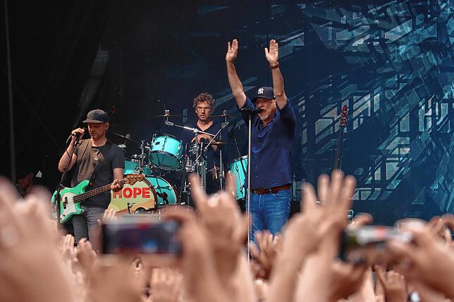 Bild 6: Fury in the Slaughterhouse rocken den Meersburger Schlossplatz