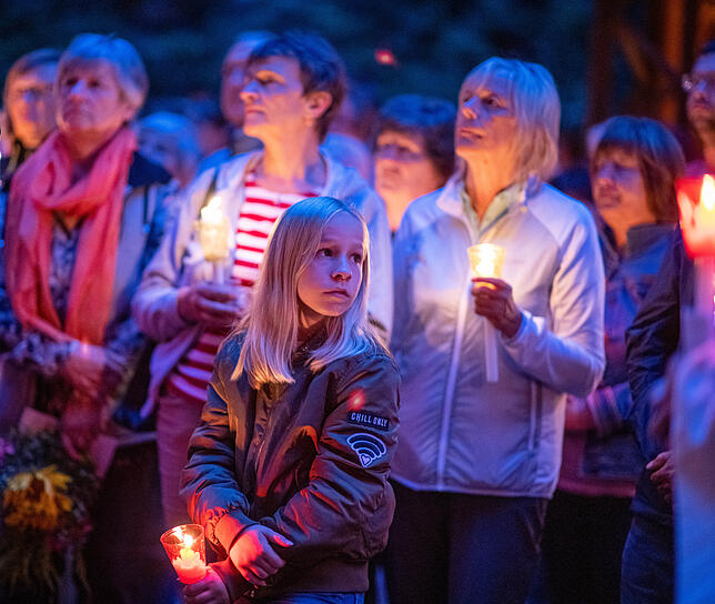 Auch Jugendliche beteiligen sich an der Lichterprozession.