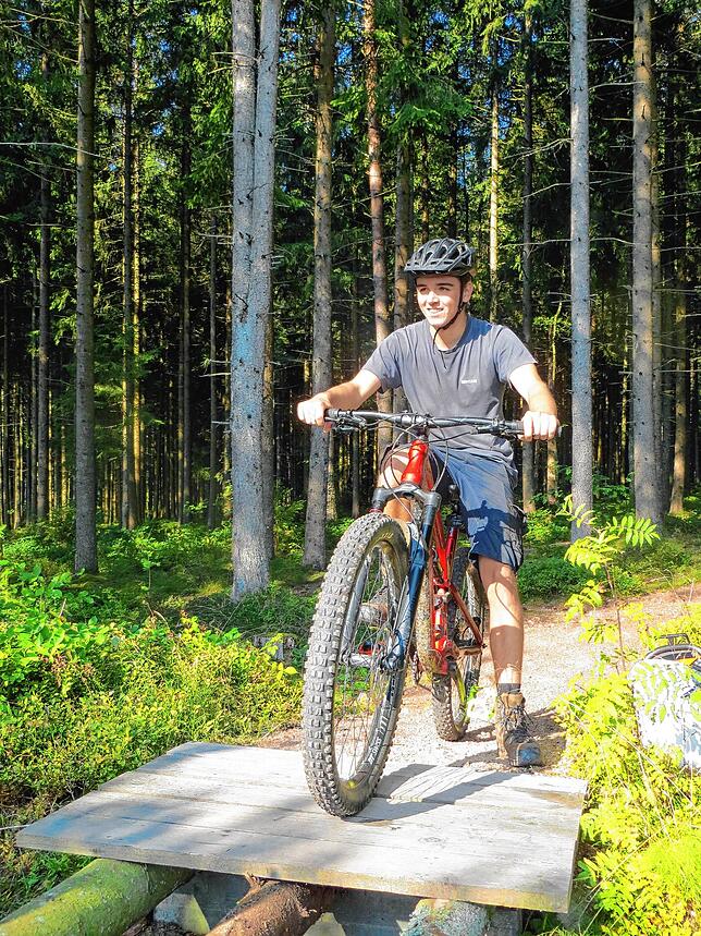 Simon Wider hat sein Mountainbike dabei, um optimierte Streckenabschnitte sogleich zu testen.